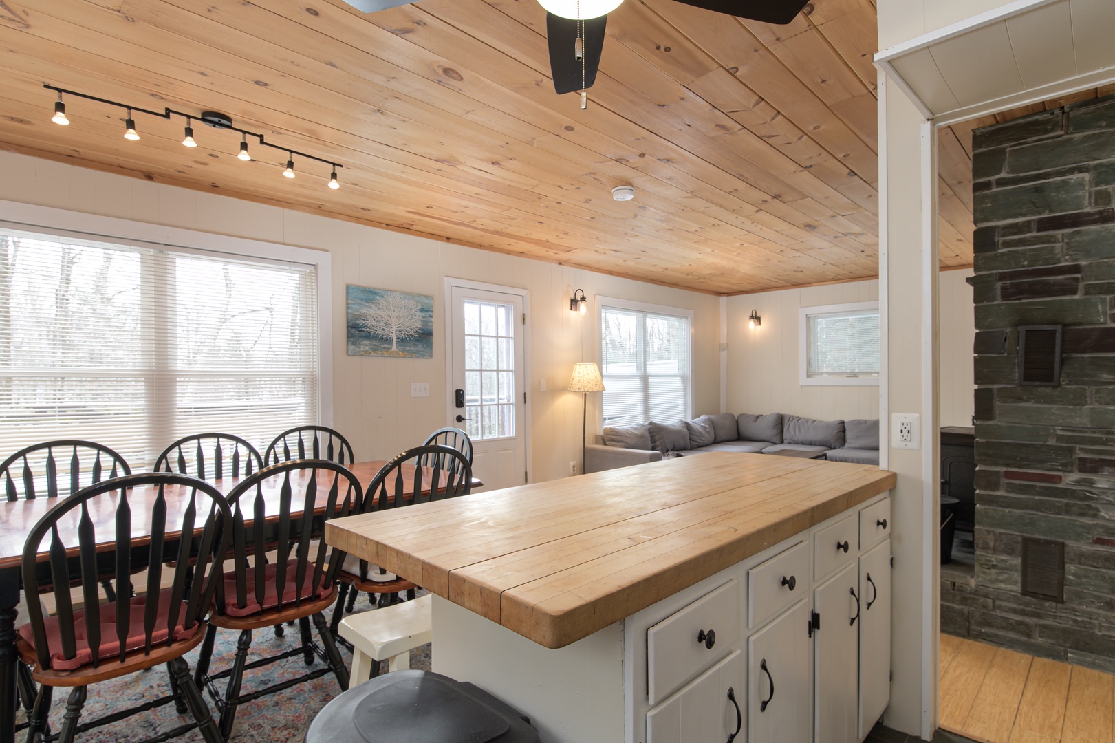 Dining space designed for connection and comfort, just steps from the fully equipped kitchen.