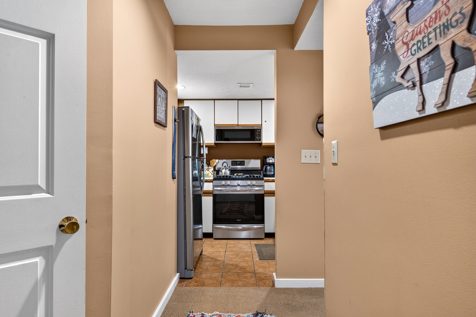 A welcoming hallway leads you directly into your fully equipped kitchen, where everything you need to cook and enjoy meals awaits.