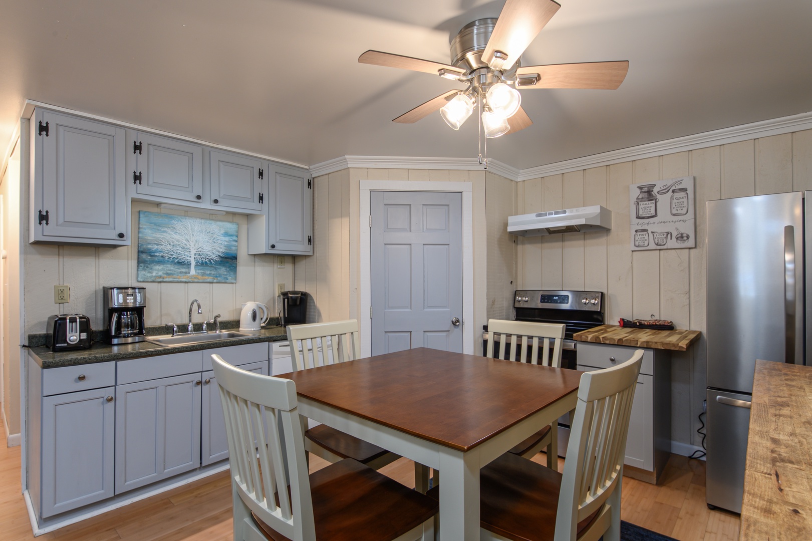 A fully stocked kitchen with modern appliances—perfect for everything from quick breakfasts to cozy dinners.