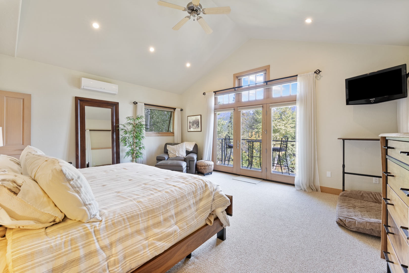 Wake up in your spacious bedroom with vaulted ceilings and step out onto your private balcony to enjoy peaceful treetop views and fresh mountain air.