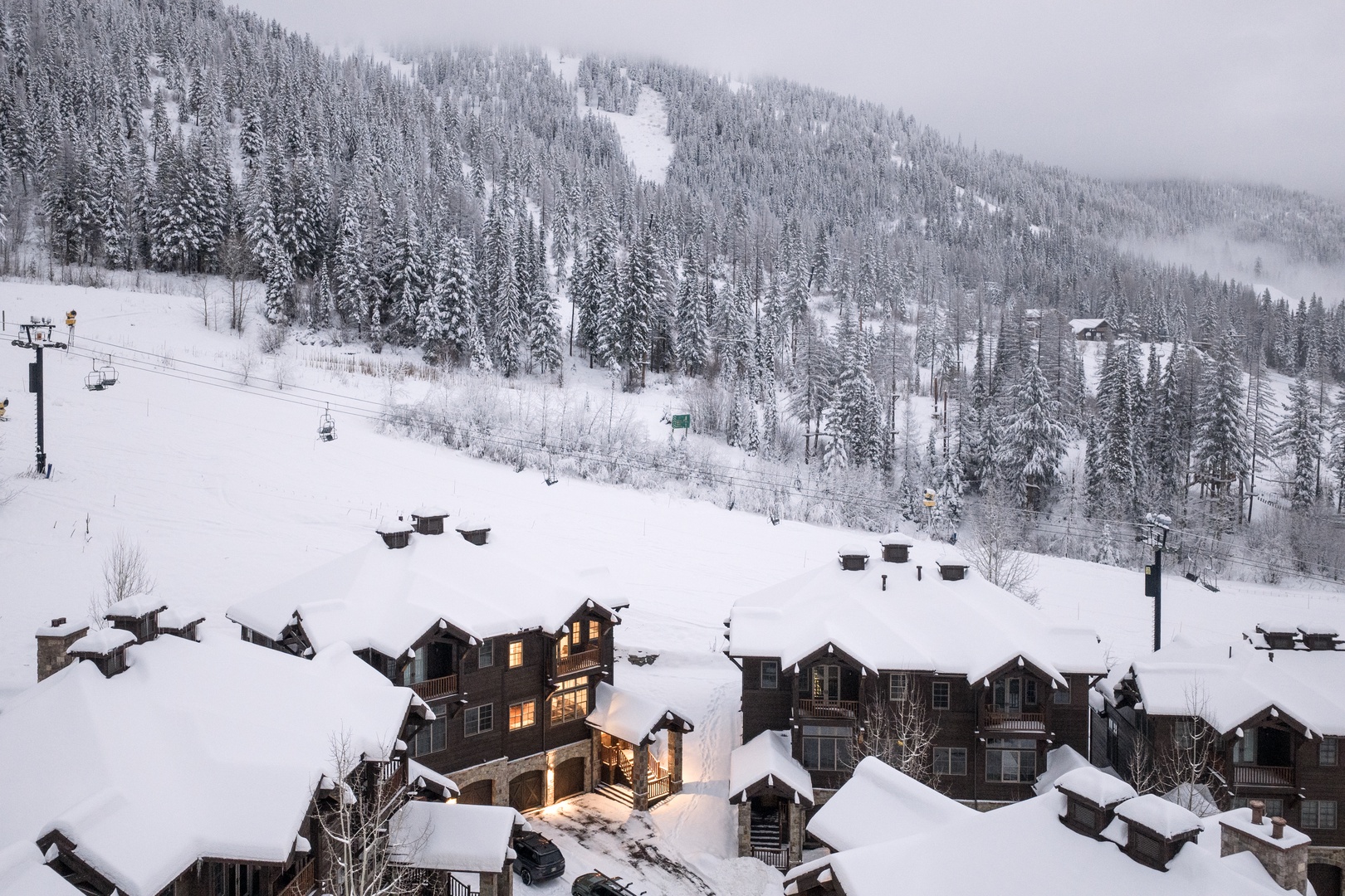 Spacious mountain getaway for 12