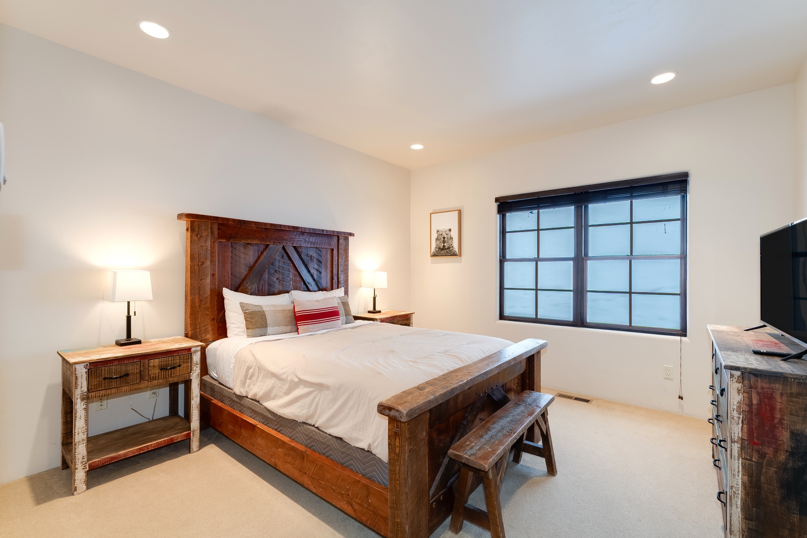 Cozy queen suite with ensuite