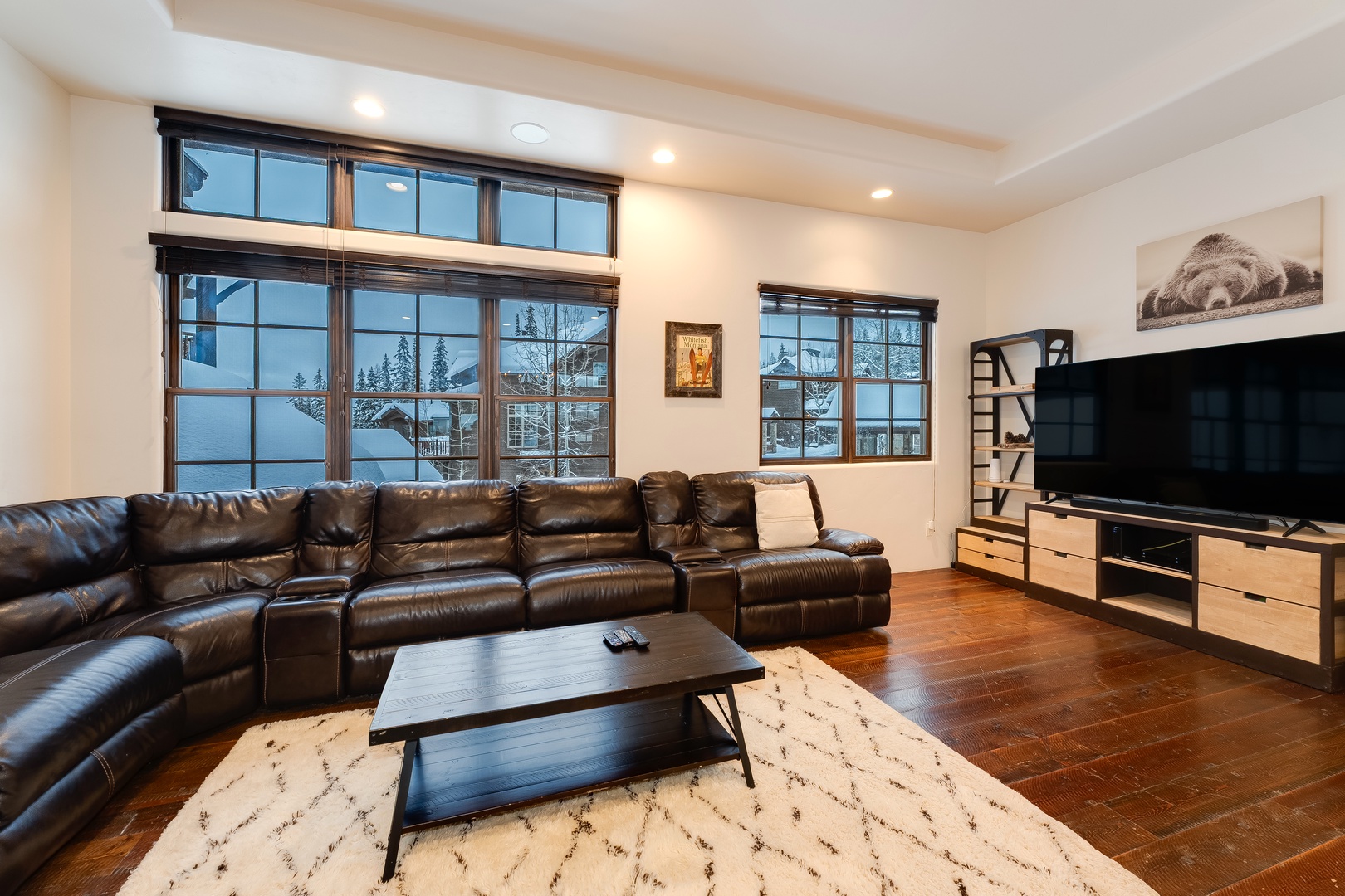 Bright, inviting mountain lounge