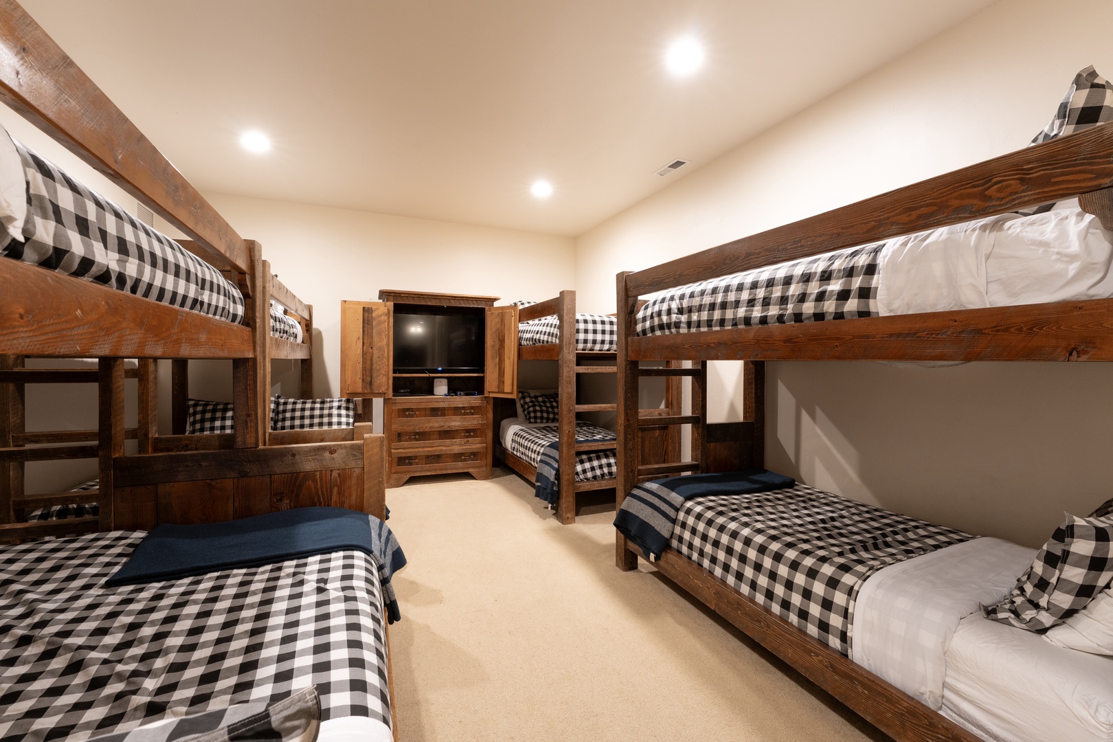 Spacious bunk suite for groups