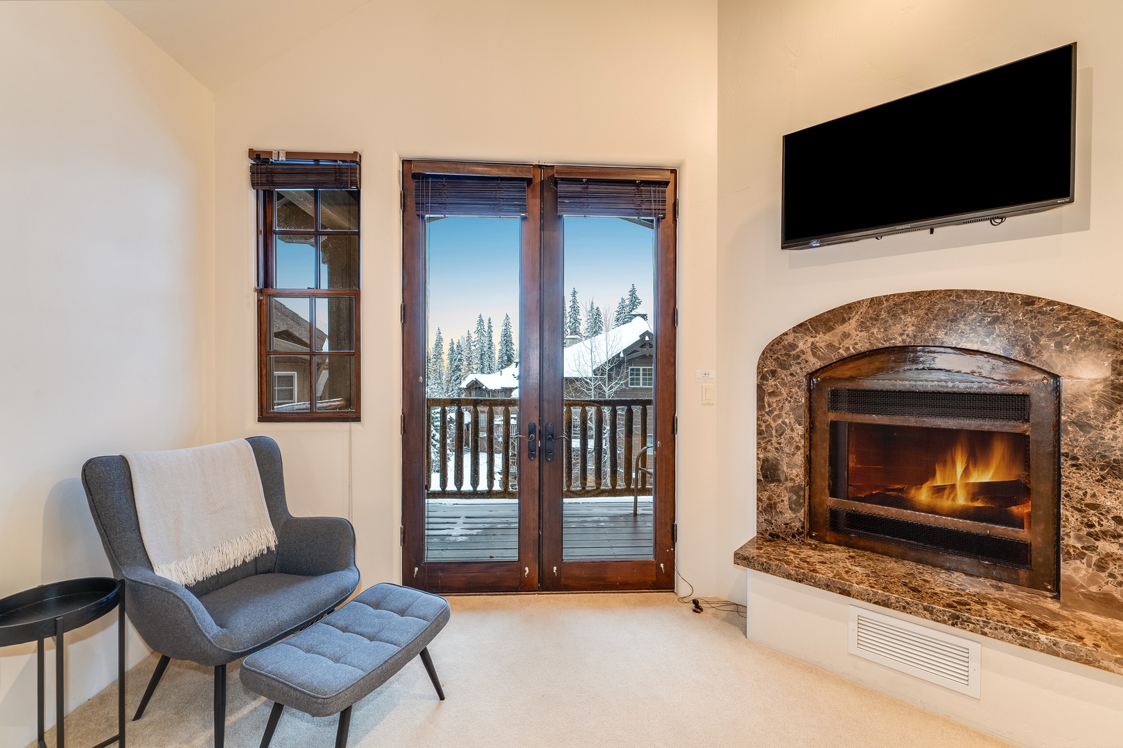 Elegant king suite with fireplace