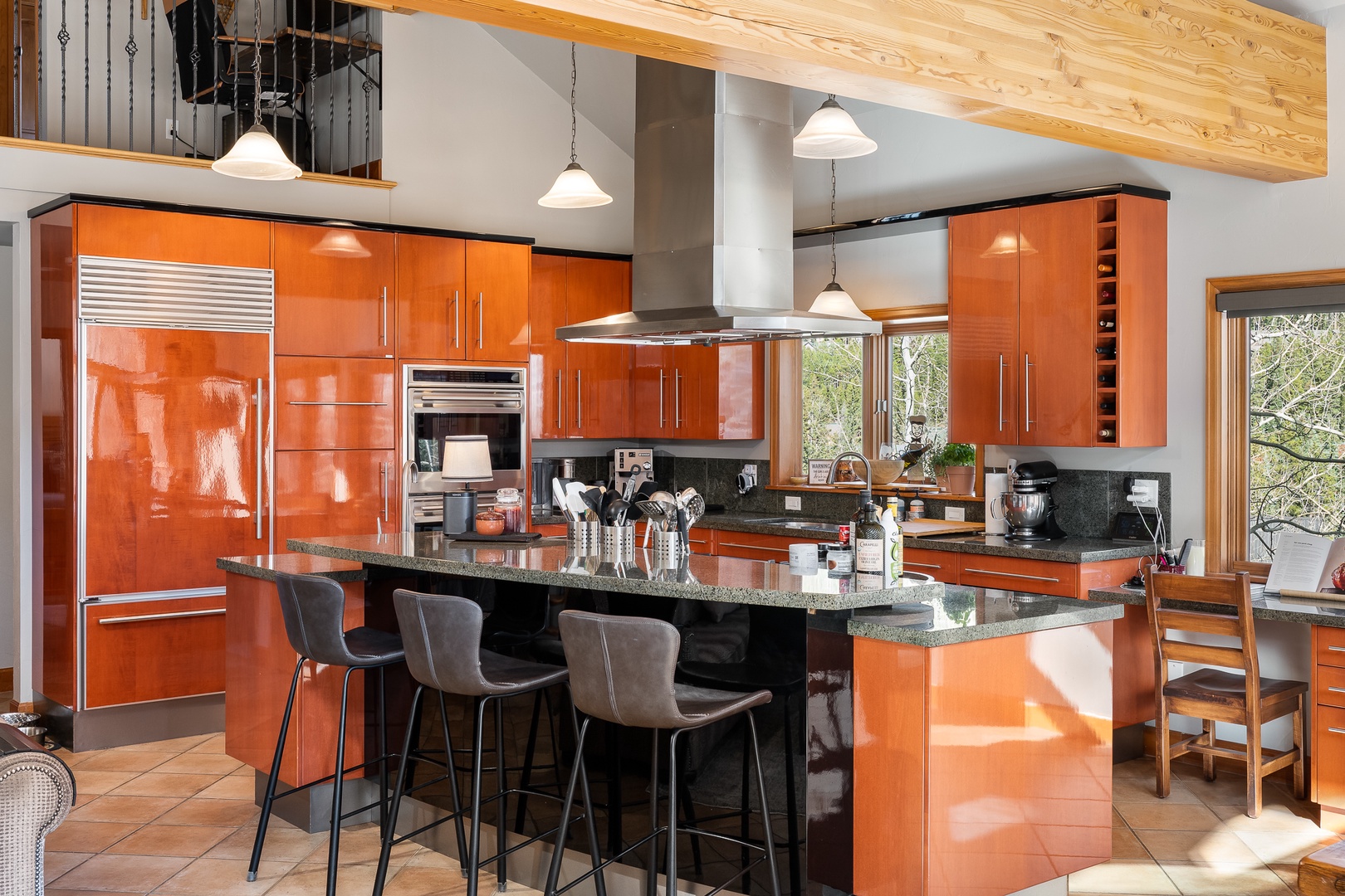 Come and cook meals in this spectacular kitchen. Fully stocked with all your culinary needs!