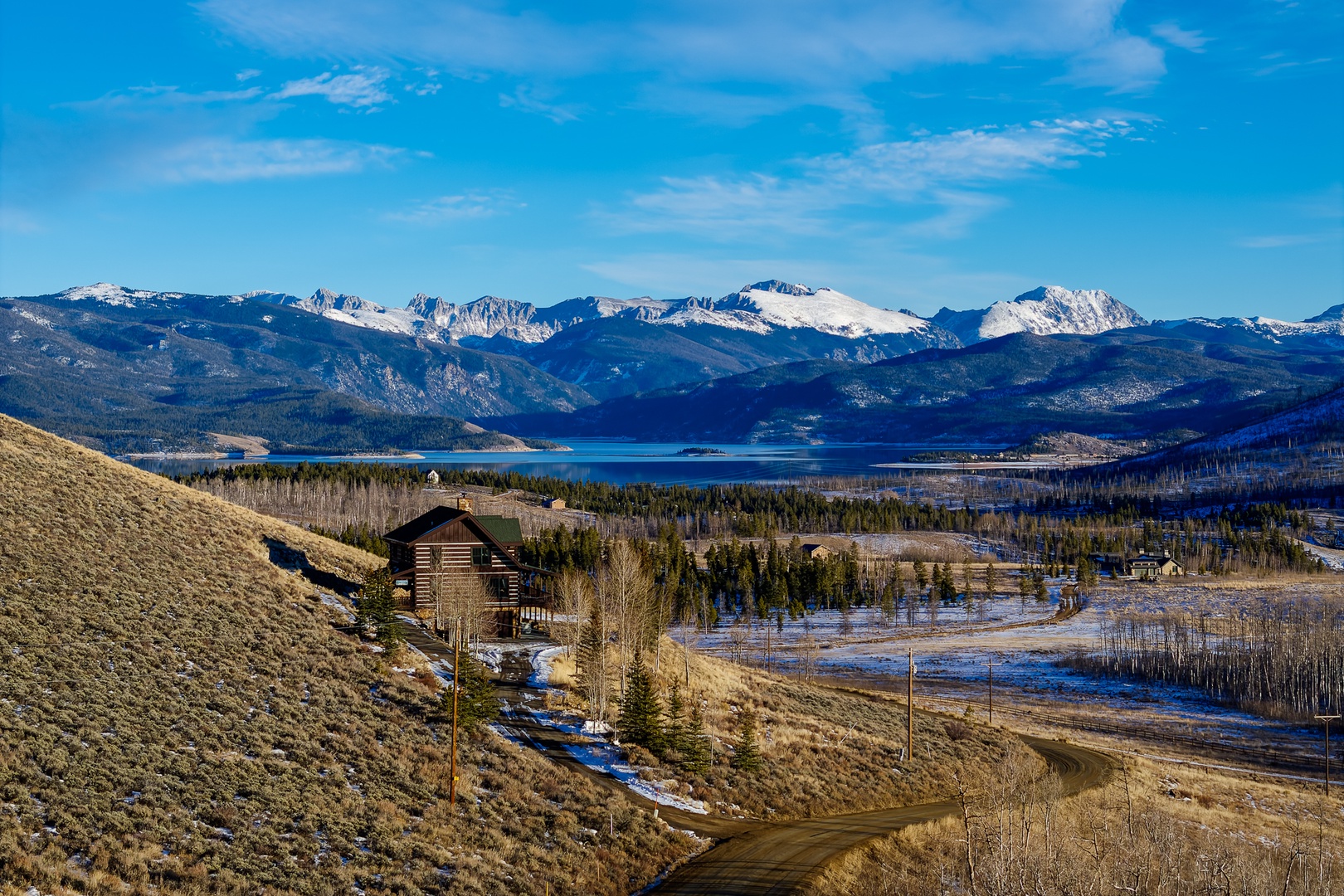 Pinecone Mountain cabin is positioned in the rocky mountain snow-capped peaks over looking Lake Granby,