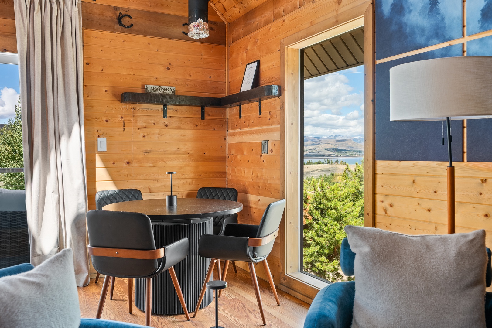 A warm timber cabin with Views of Lake Granby