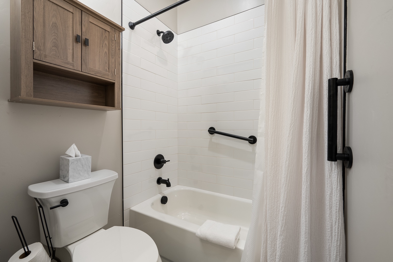 Bathroom upstairs shared by Bunk room and Queen Bedroom with Tub