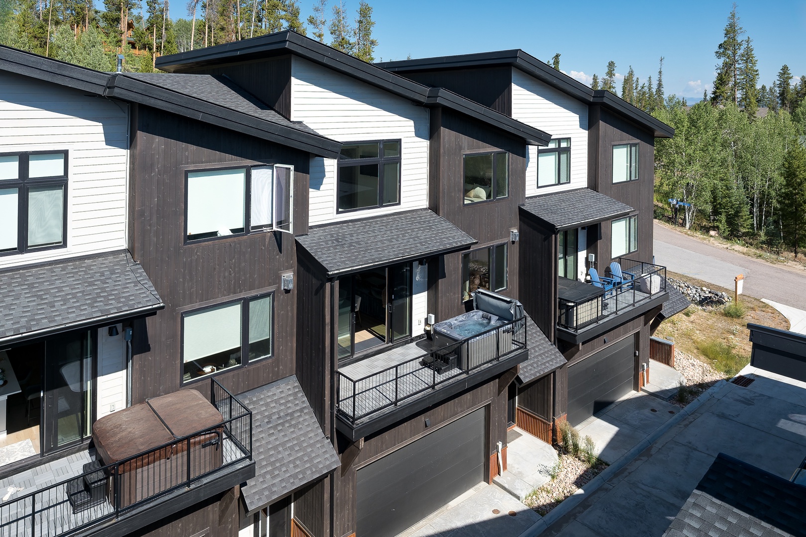 Modern townhome just minutes from Downtown Winter Park with private hot tub