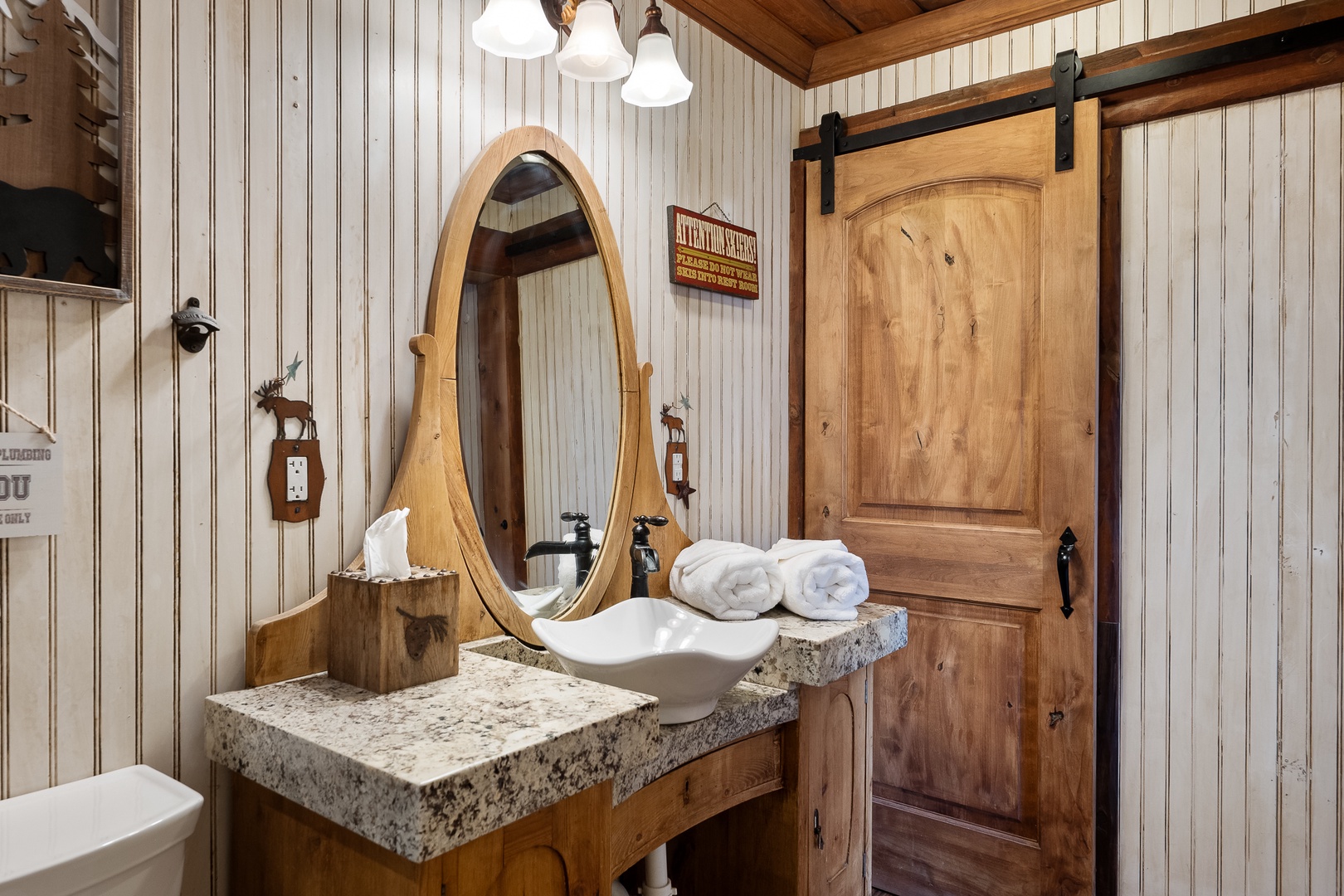 Full bathroom attached to the primary Queen