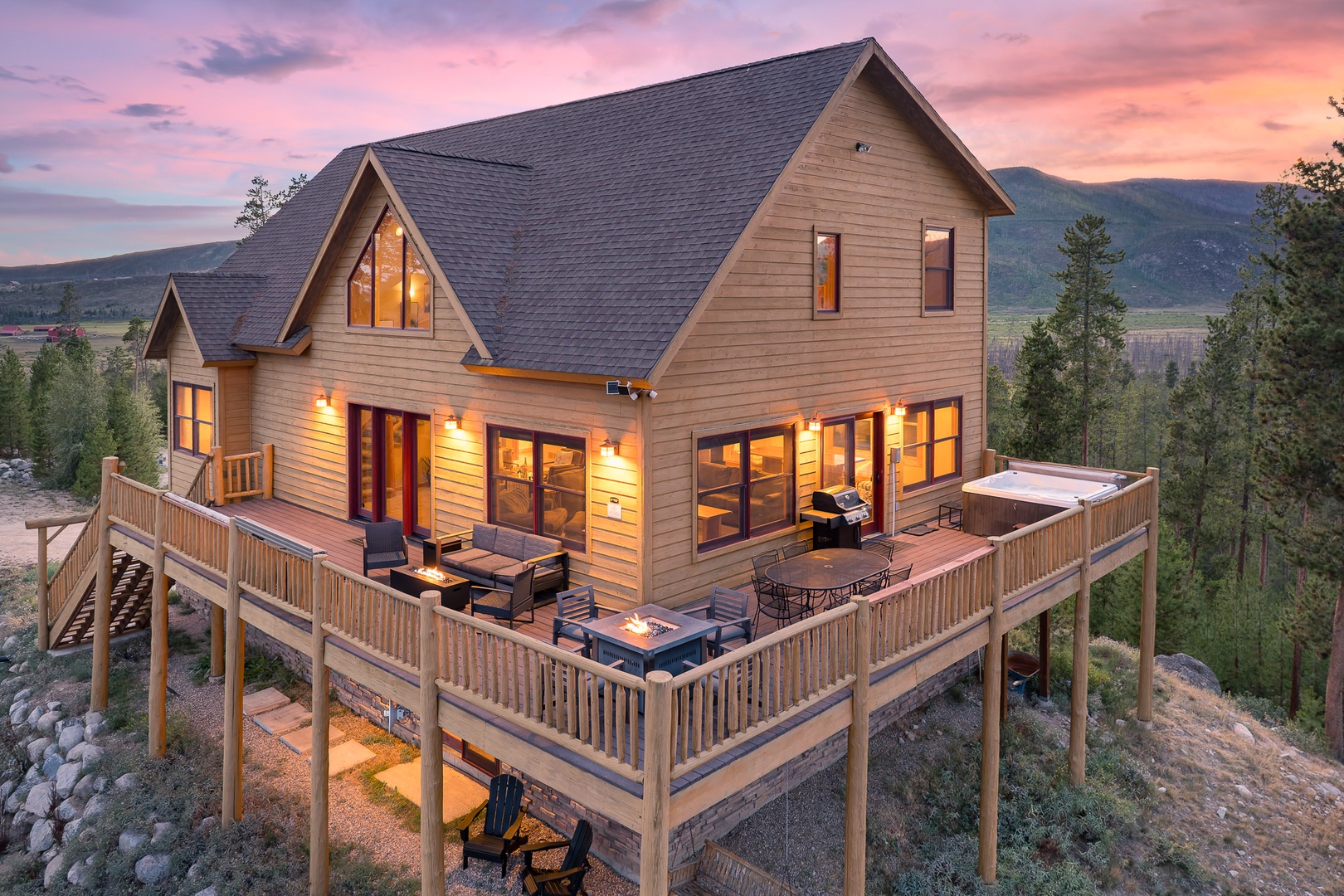 Stunning Rocky Mountain and Lake Views in a spacious Cabin close to Rocky Mountain National park.