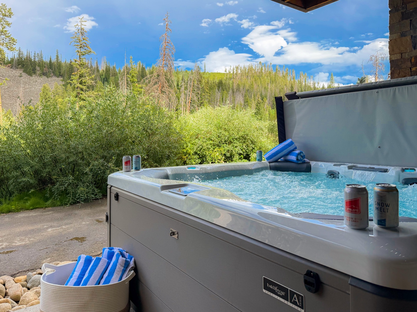 Soak away your cares in the bubbling hot tub while taking in stunning views of lush alpine forests and bright blue skies. Cool drinks and fluffy towels are right at hand.