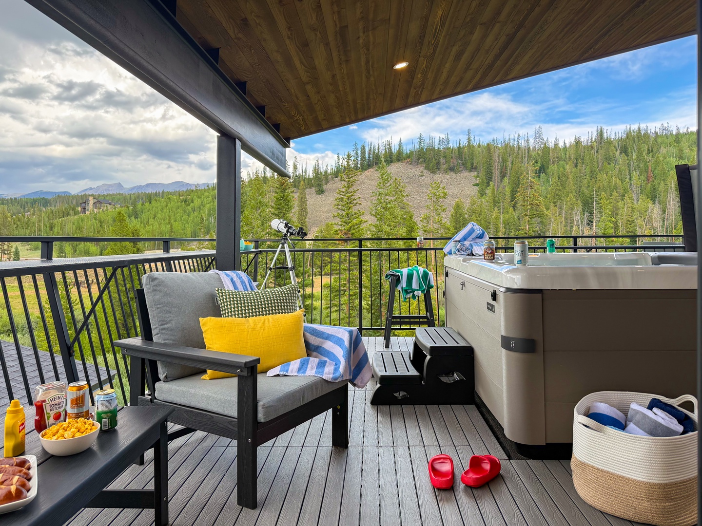 2 hot tubs, one on the rooftop deck overlooking a wilderness preserve.