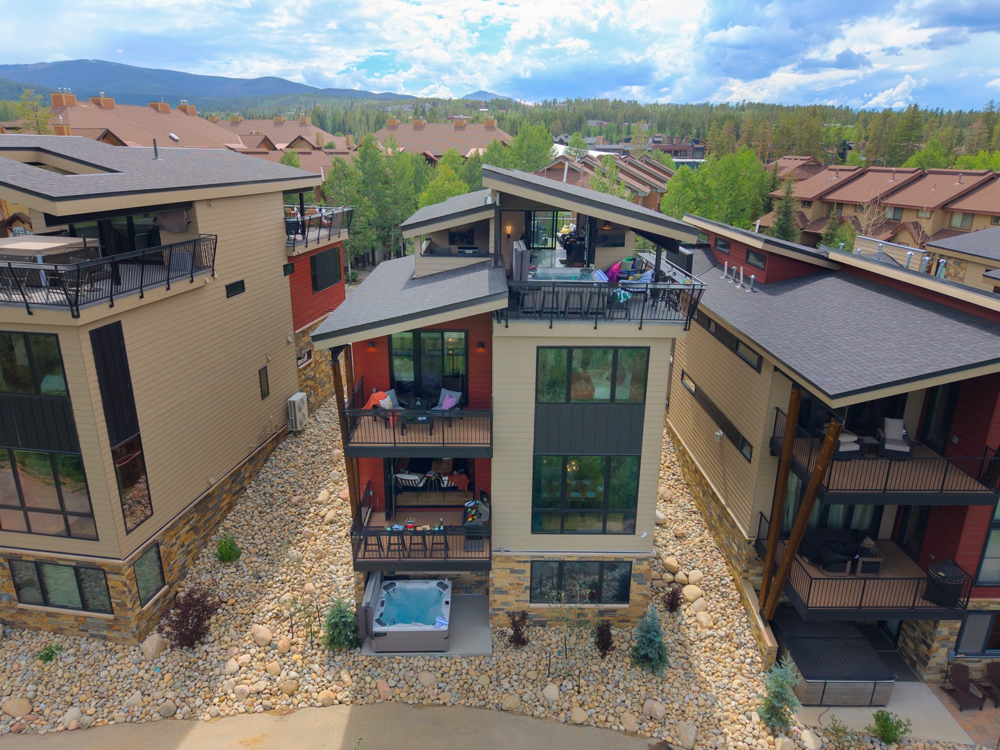 9K Getaway with 2 Hot Tubs, 2 Roof Top Decks, Sauna and much,much more.