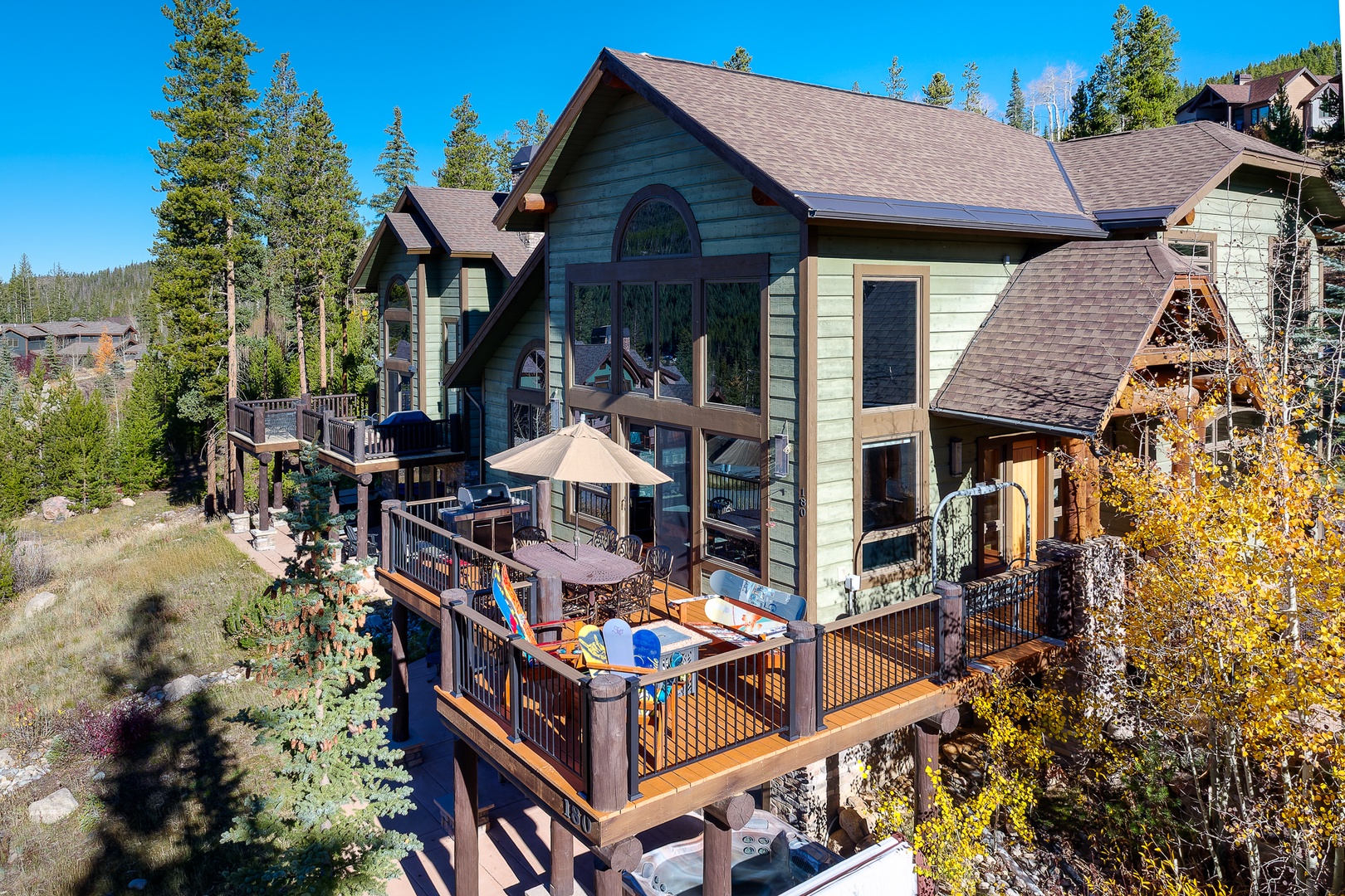 Mountain retreat showcasing stunning architecture and natural surroundings in a peaceful forest setting.