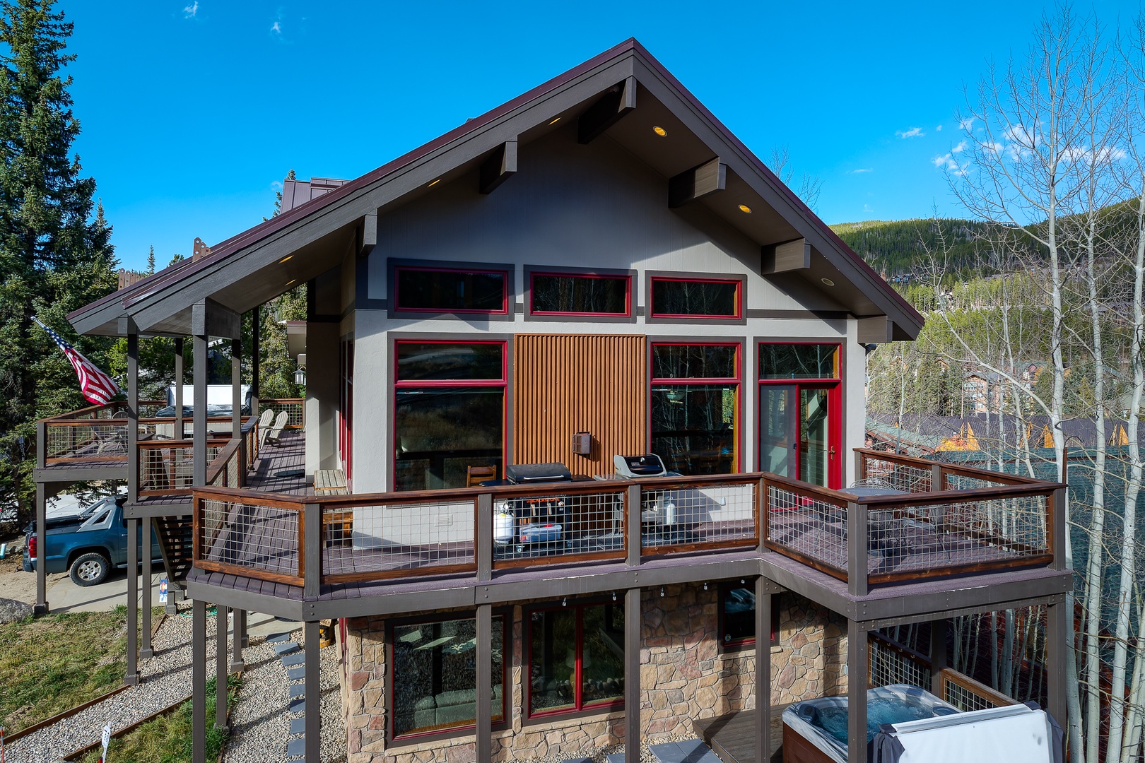 When you rent both these spaces you have dual hot tubs! one on the upper deck and one below!