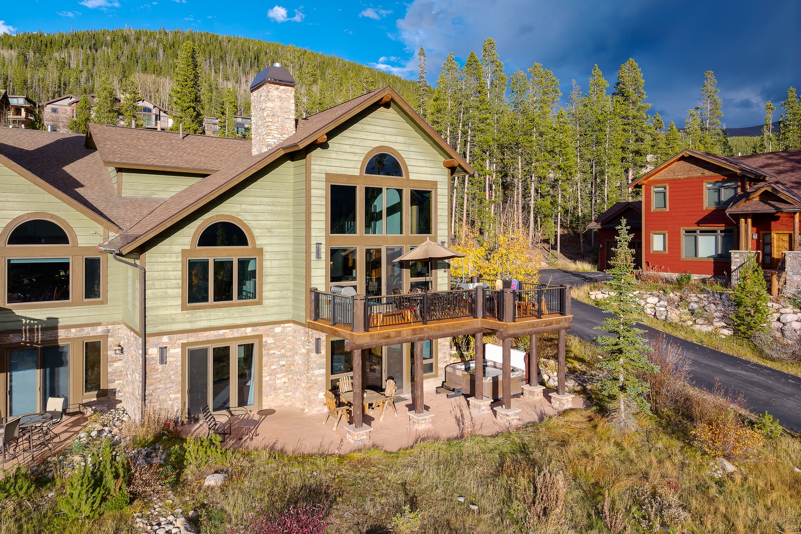 Mountain retreat with stunning forest views, spacious deck, and cozy stone fireplace in a scenic alpine neighborhood.