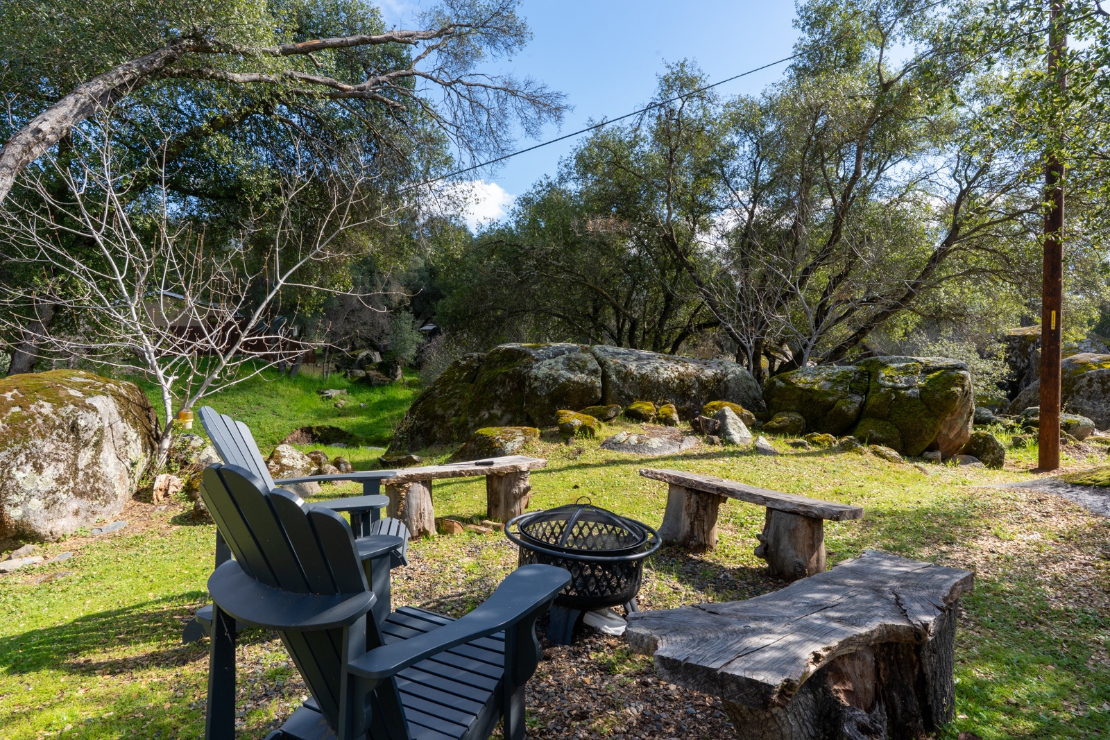 Relax in a your private outdoor sanctuary. Firepit available Nov1st-Apr30th