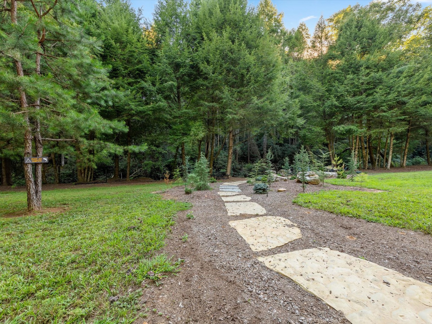 River Joy Lodge- Pathway to Fire Pit-River