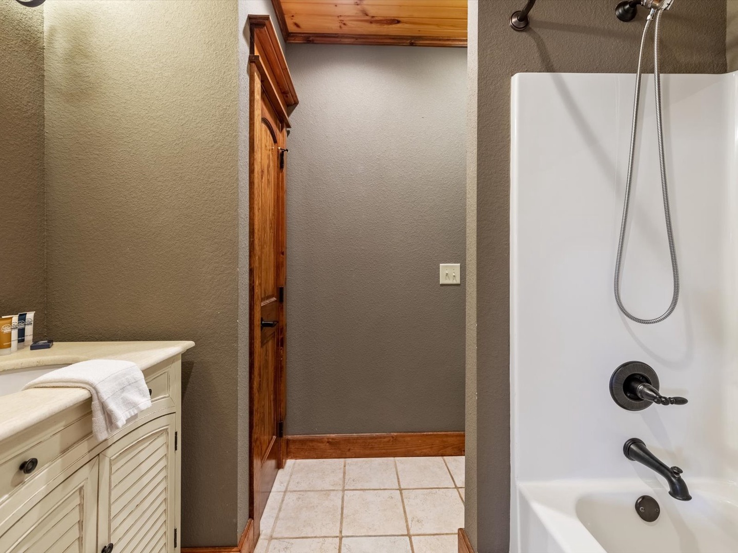 Blue Ridge Cottage - Lower Level Shared Bathroom