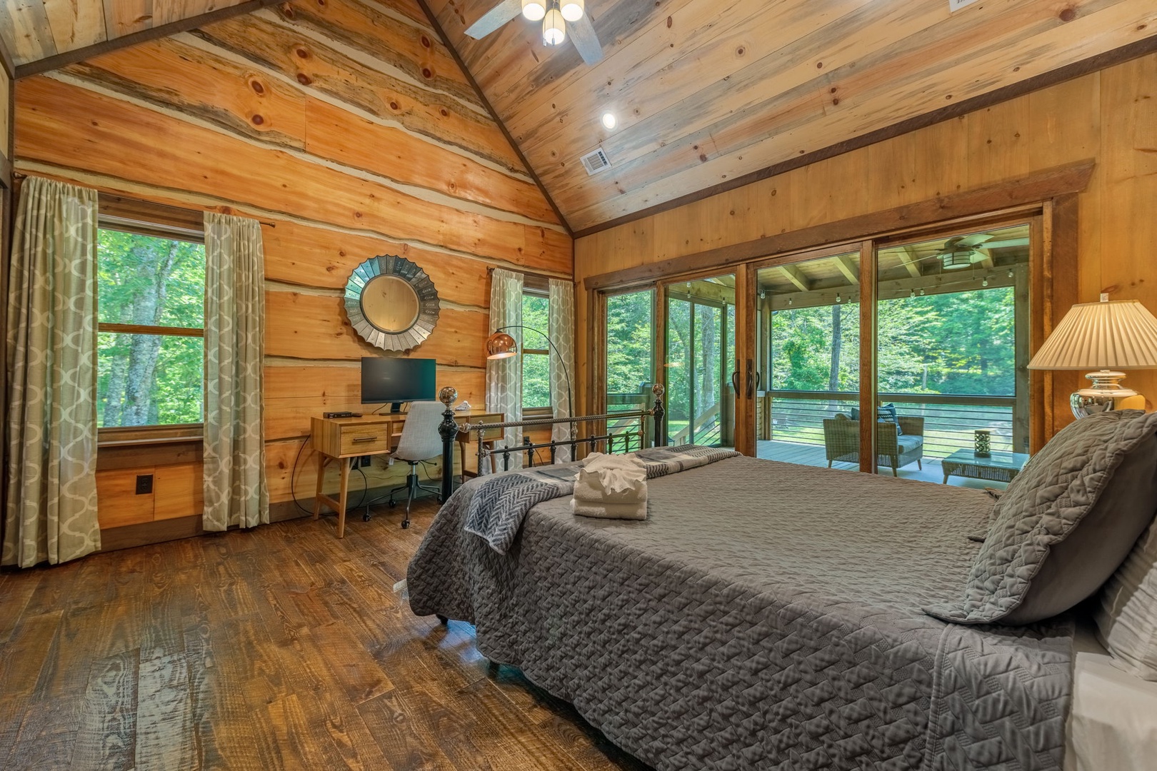 Indian Creek Lodge - King Bedroom Suite #1