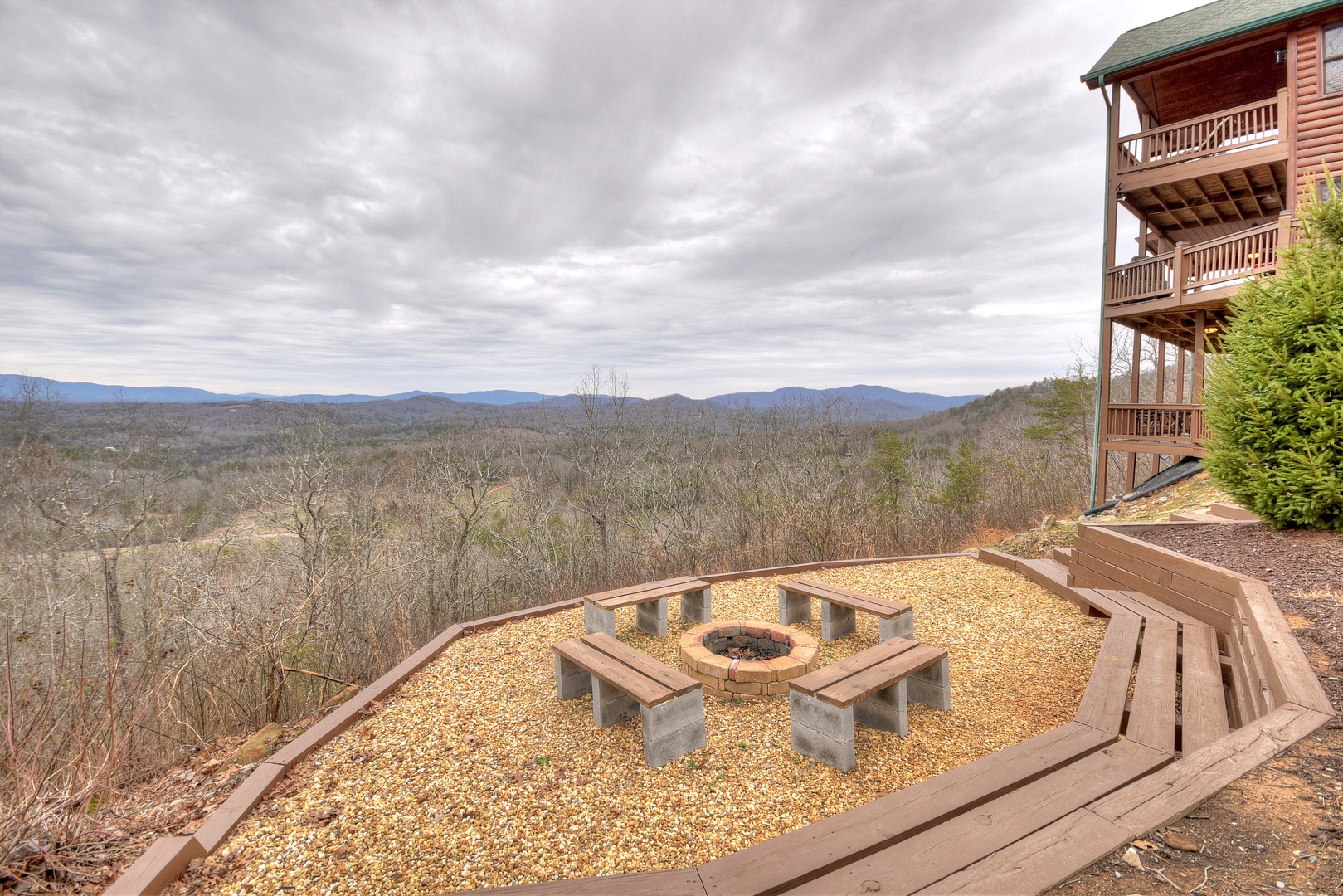Amazing View- Outdoor firepit with long range mountain views