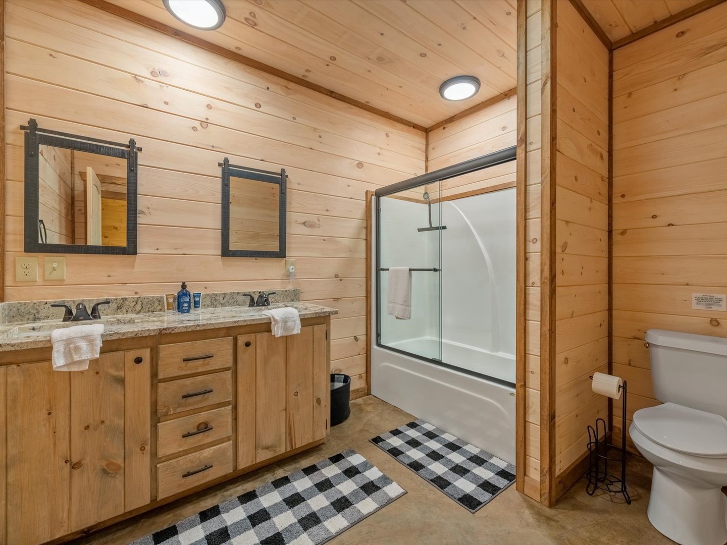 Fern Creek Hollow Lodge - Lower-level Shared Bathroom