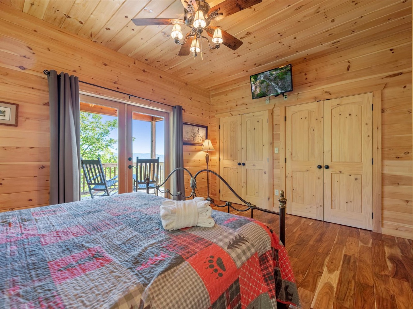 Rising Star Lodge - Upper Level Guest Bedroom 1