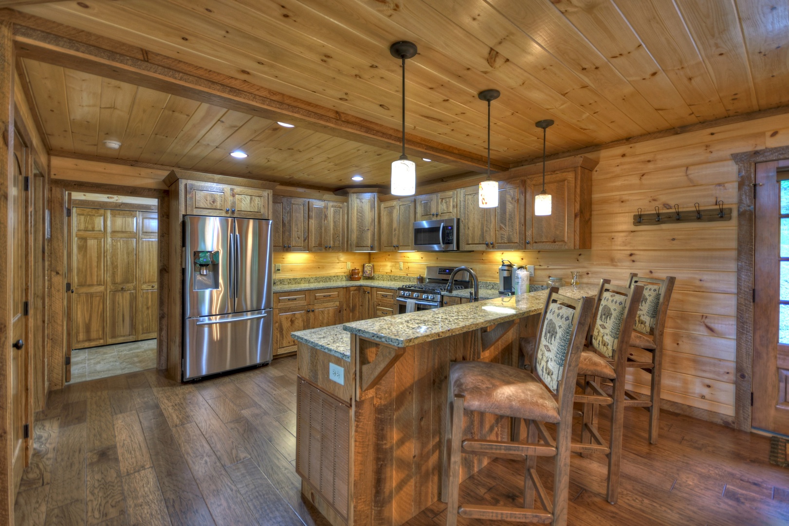 Deer Trails Cabin - Fully Equipped Kitchen with Breakfast Bar