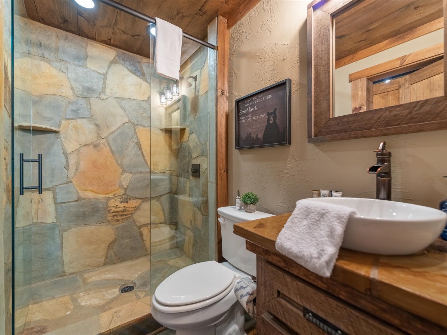 Stone Creek Lodge - Entry Level Shared Bathroom