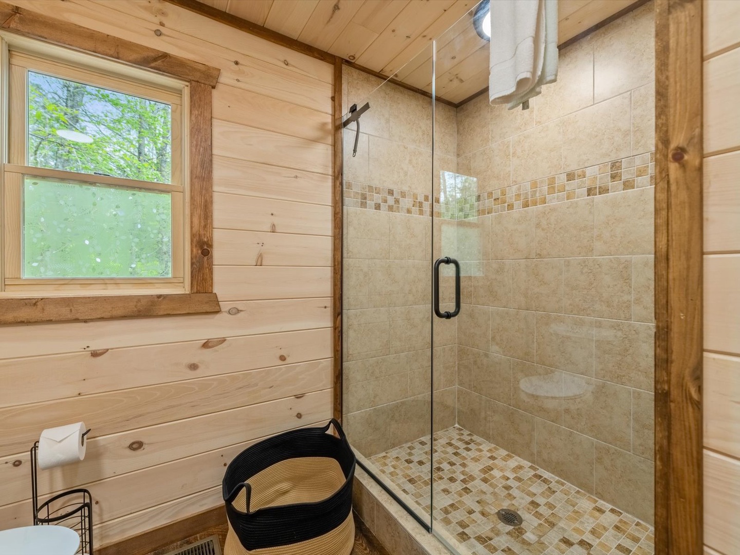 Fern Creek Hollow Lodge - Entry Level King Bedroom's Bathroom