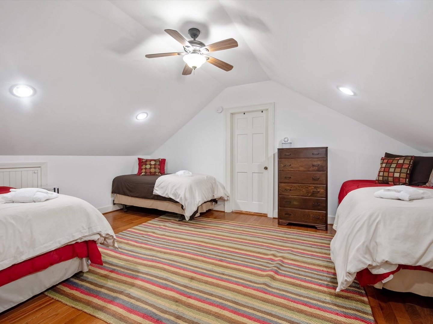 Gleesome Inn- Guest house shared bedroom area