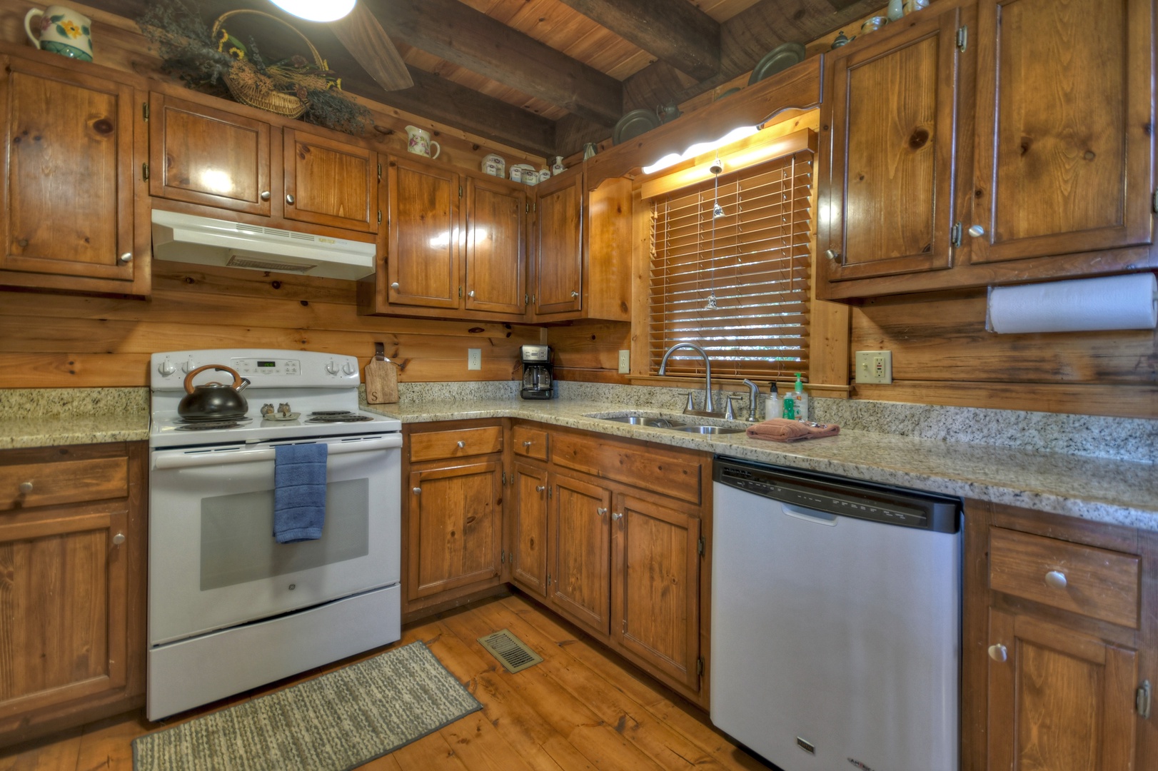 Ridgetop Pointaview- Kitchen area with stove and dishwasher