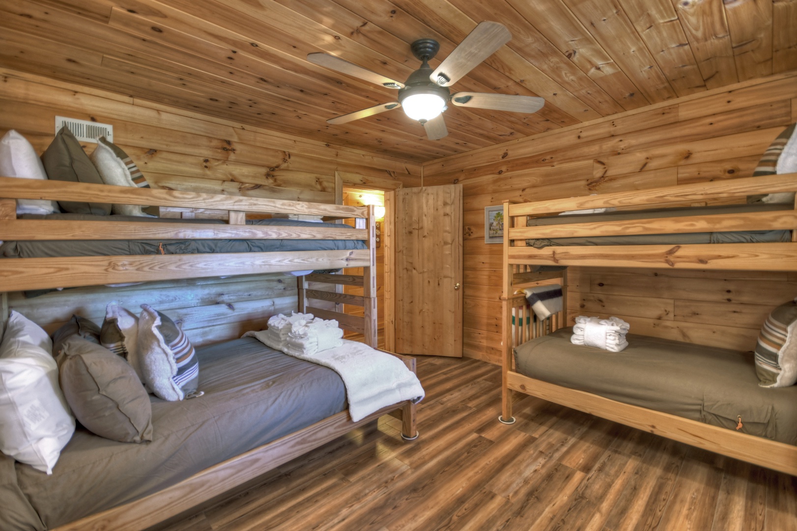 Ridgetop Pointaview- Lower level bunk room with 4 beds