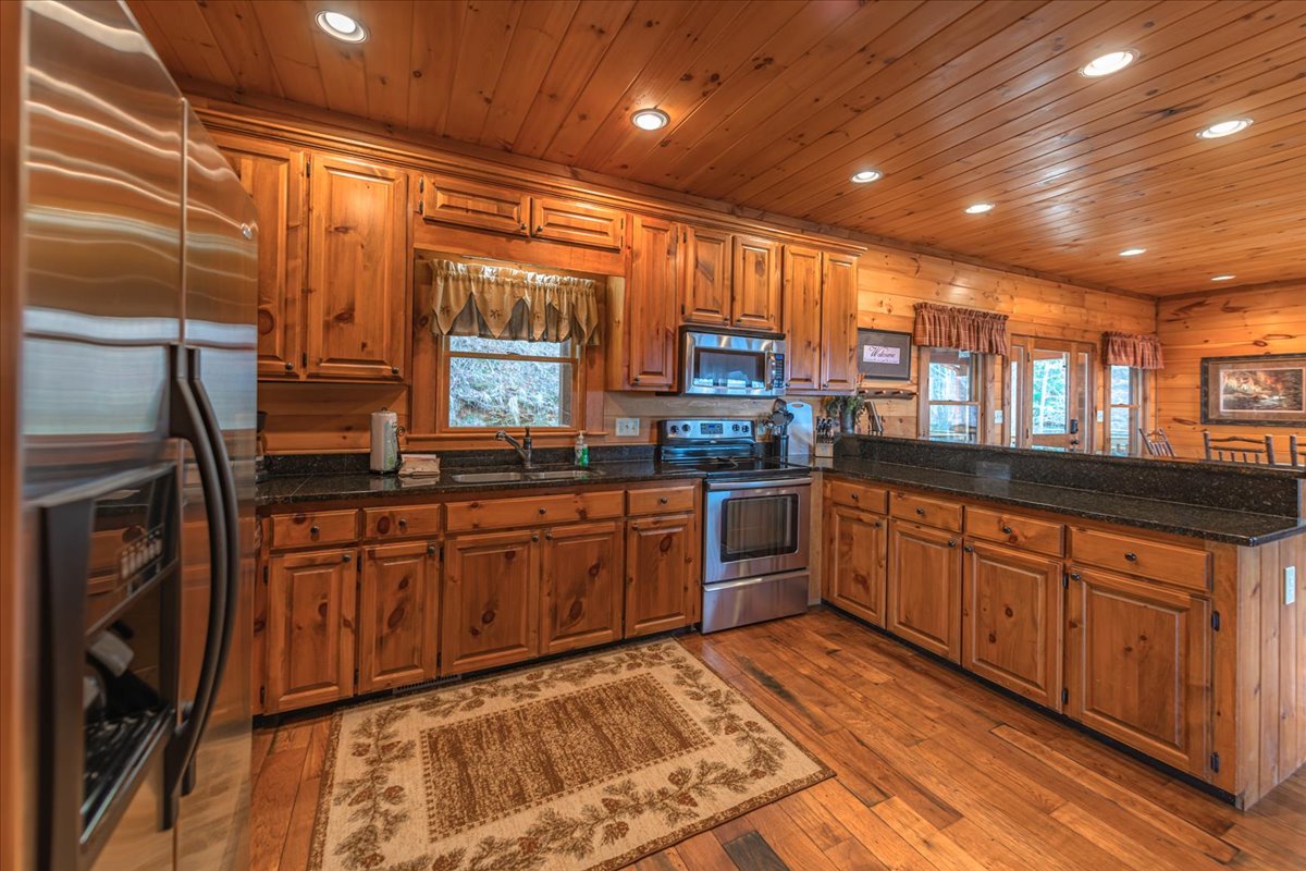 A Bear's Lair - Kitchen with Stainless Steel Appliances
