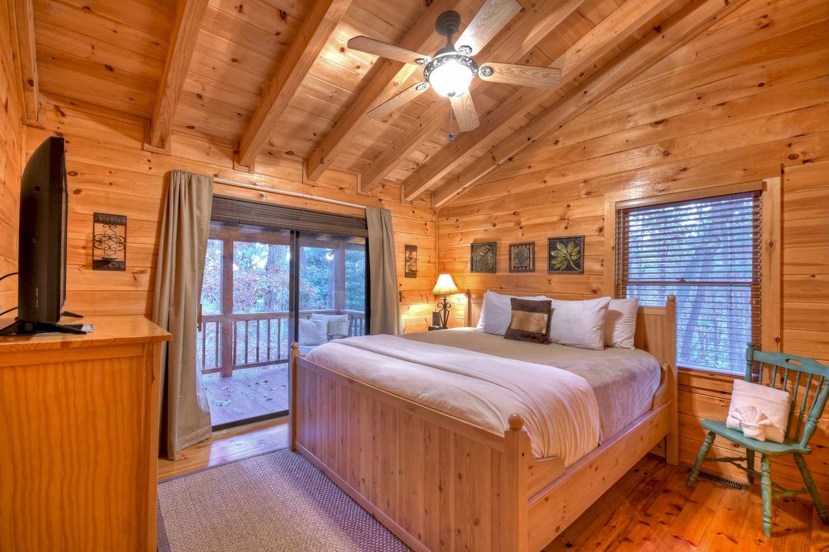 Blue Lake Cabin - Upper Level King Suite
