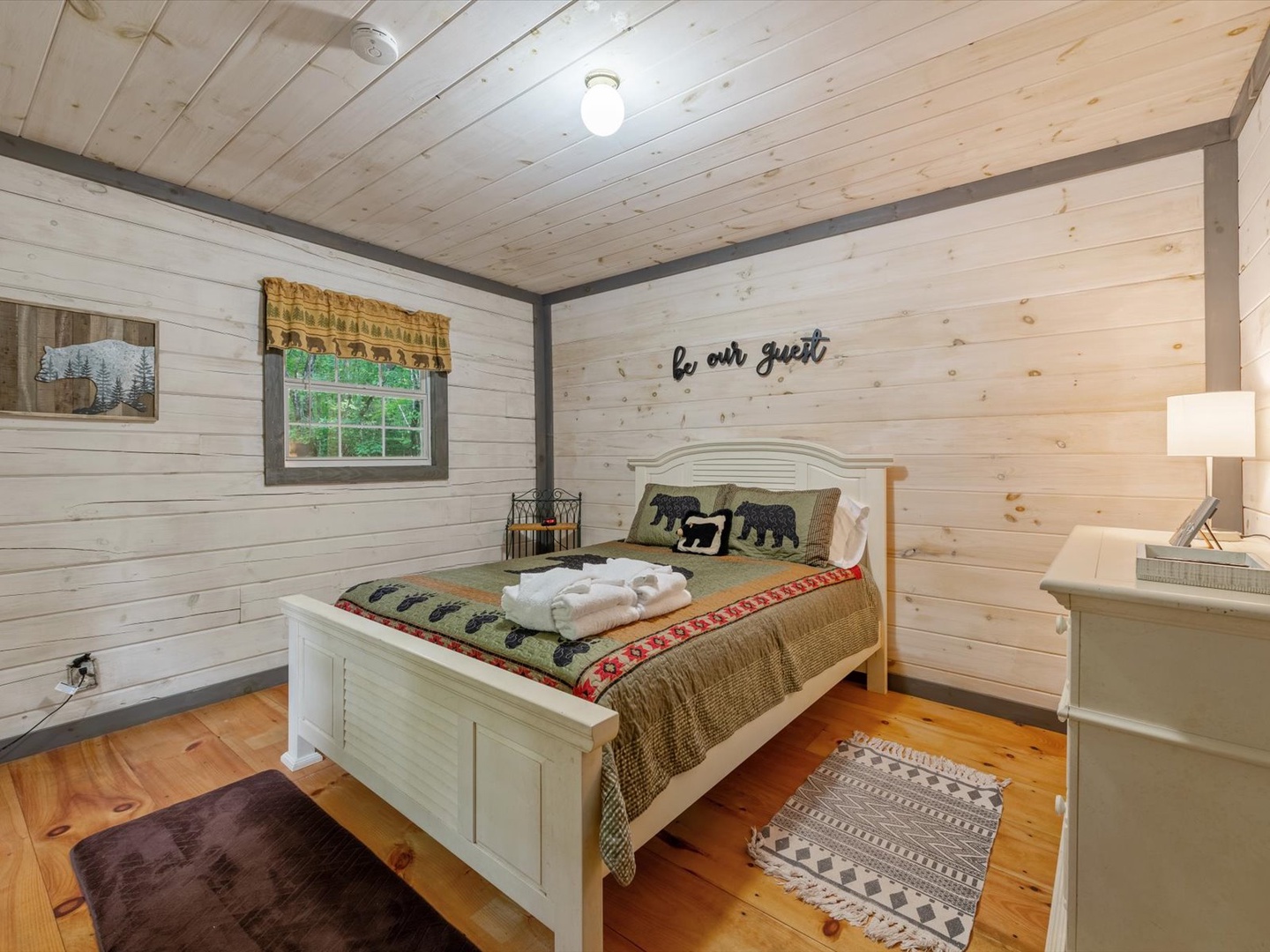 Lazy Bear Cove- Entry level bedroom space
