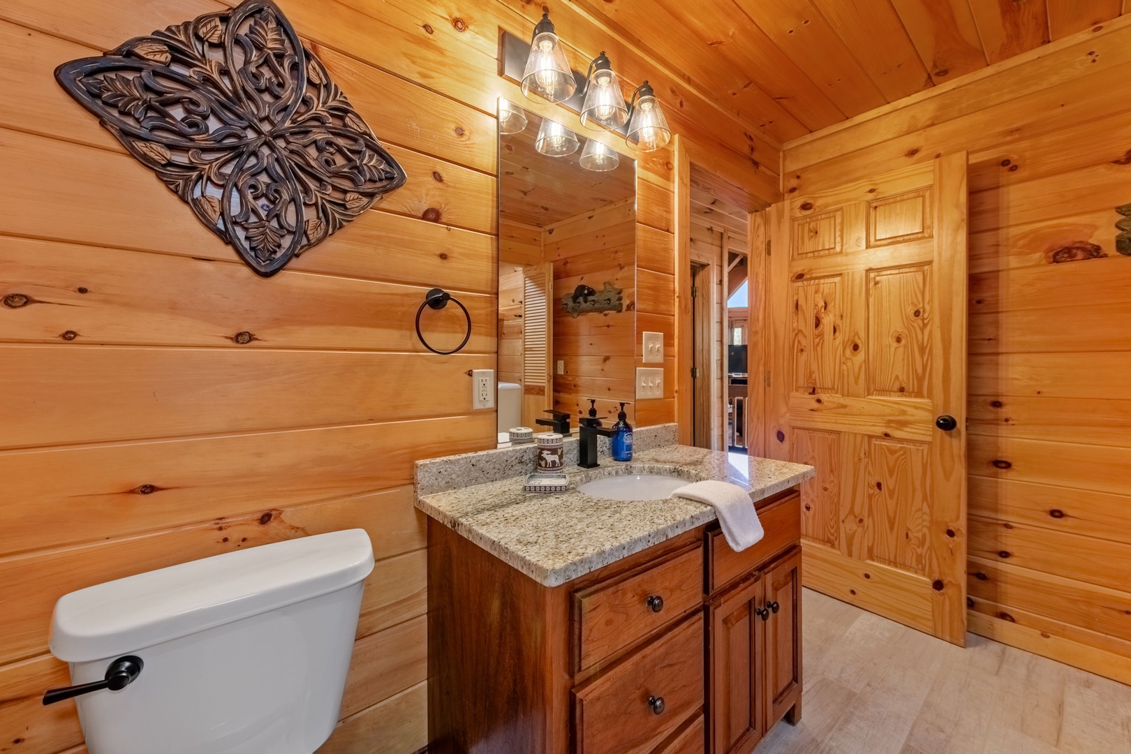Mountain High Lodge - Entry Level Shared Full Bathroom