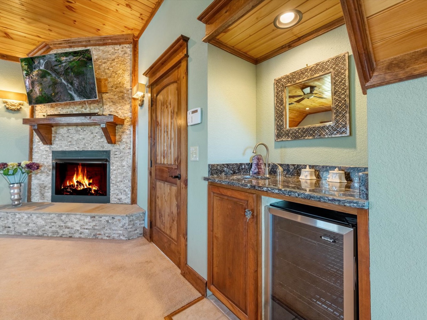 Blue Ridge Cottage - Upper Level King Suite Wet Bar and Gas Fireplace