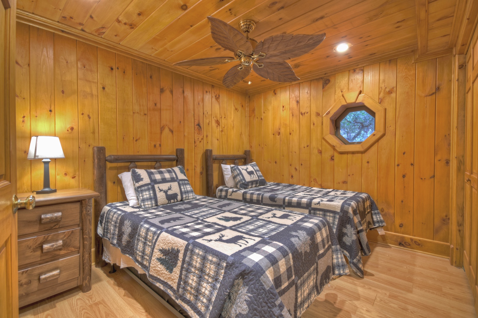 Deer Watch Lodge- Twin bedroom