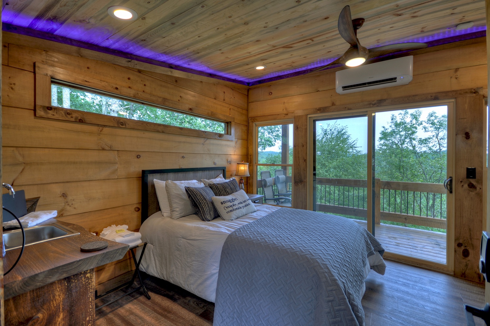 3 Peaks Treehouse- Queen Bed's View
