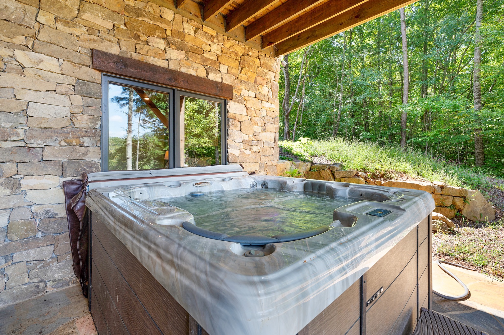Copperline Lodge - Lower Level Covered Hot Tub