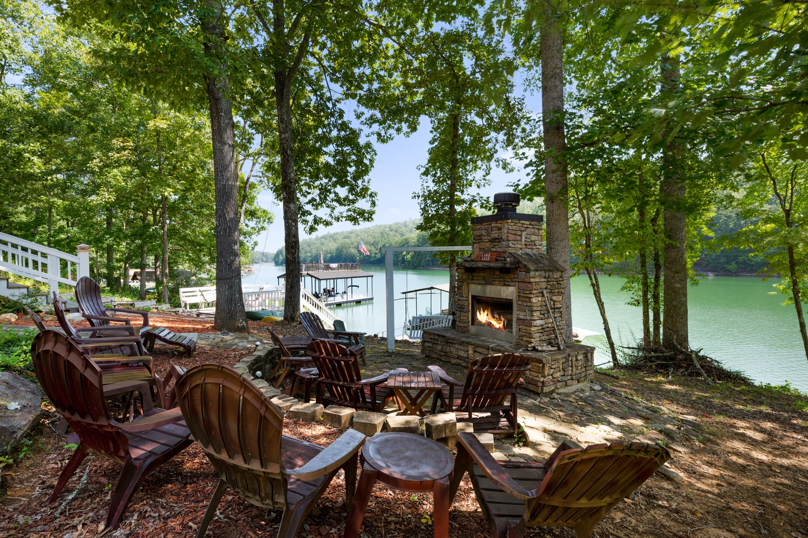 Lakeview Lounge - Backyard Fireplace