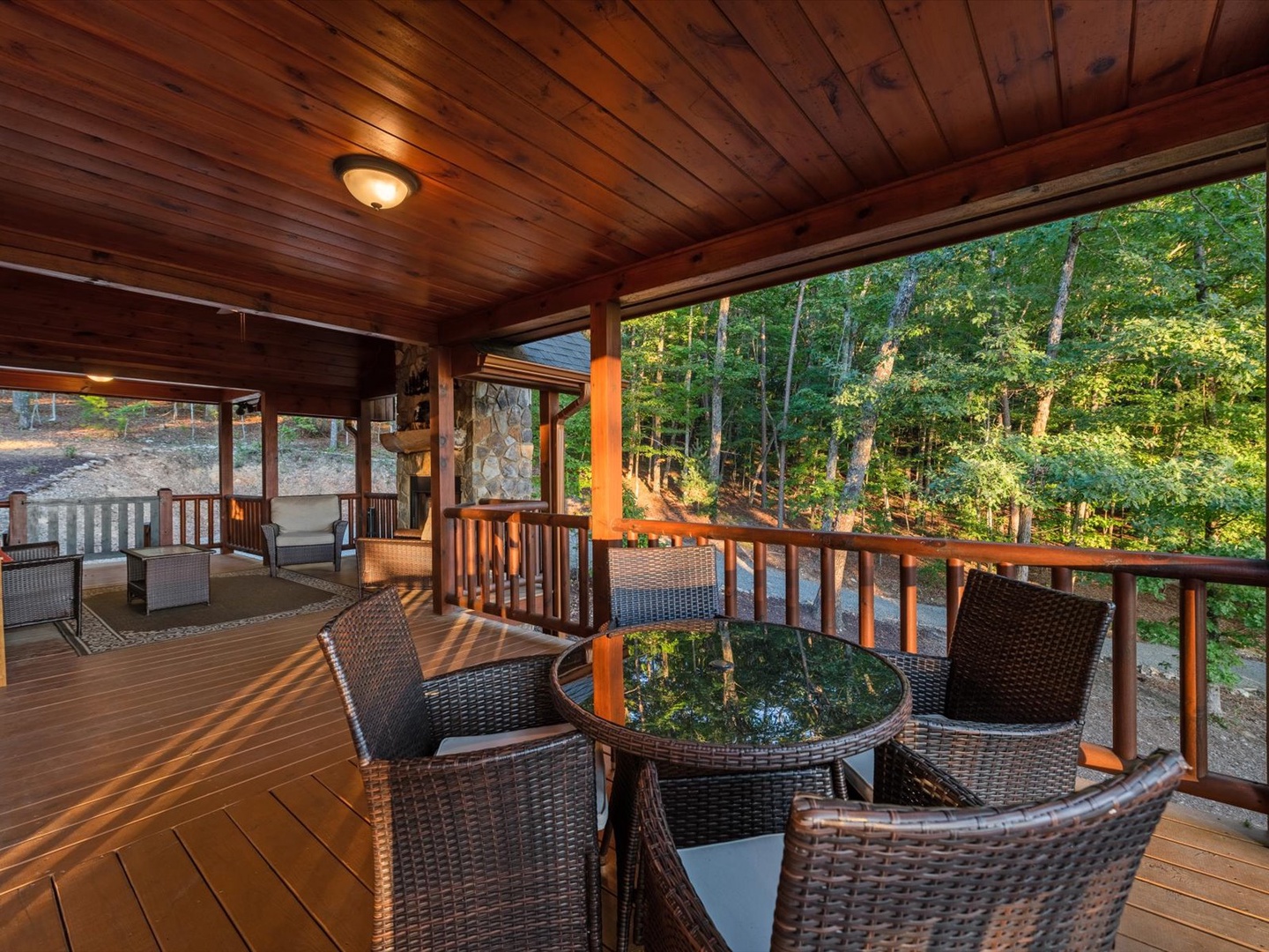 Soaring Hawk Lodge - ntry Level Deck Seating Area