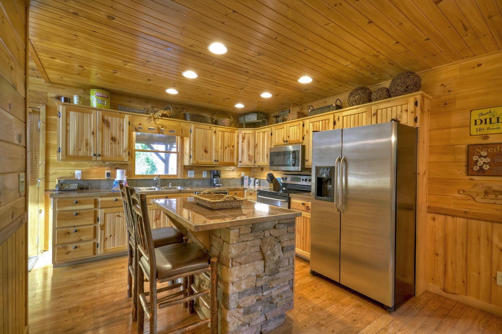 Grand Mountain Lodge-Fully equipped kitchen with an island and stools