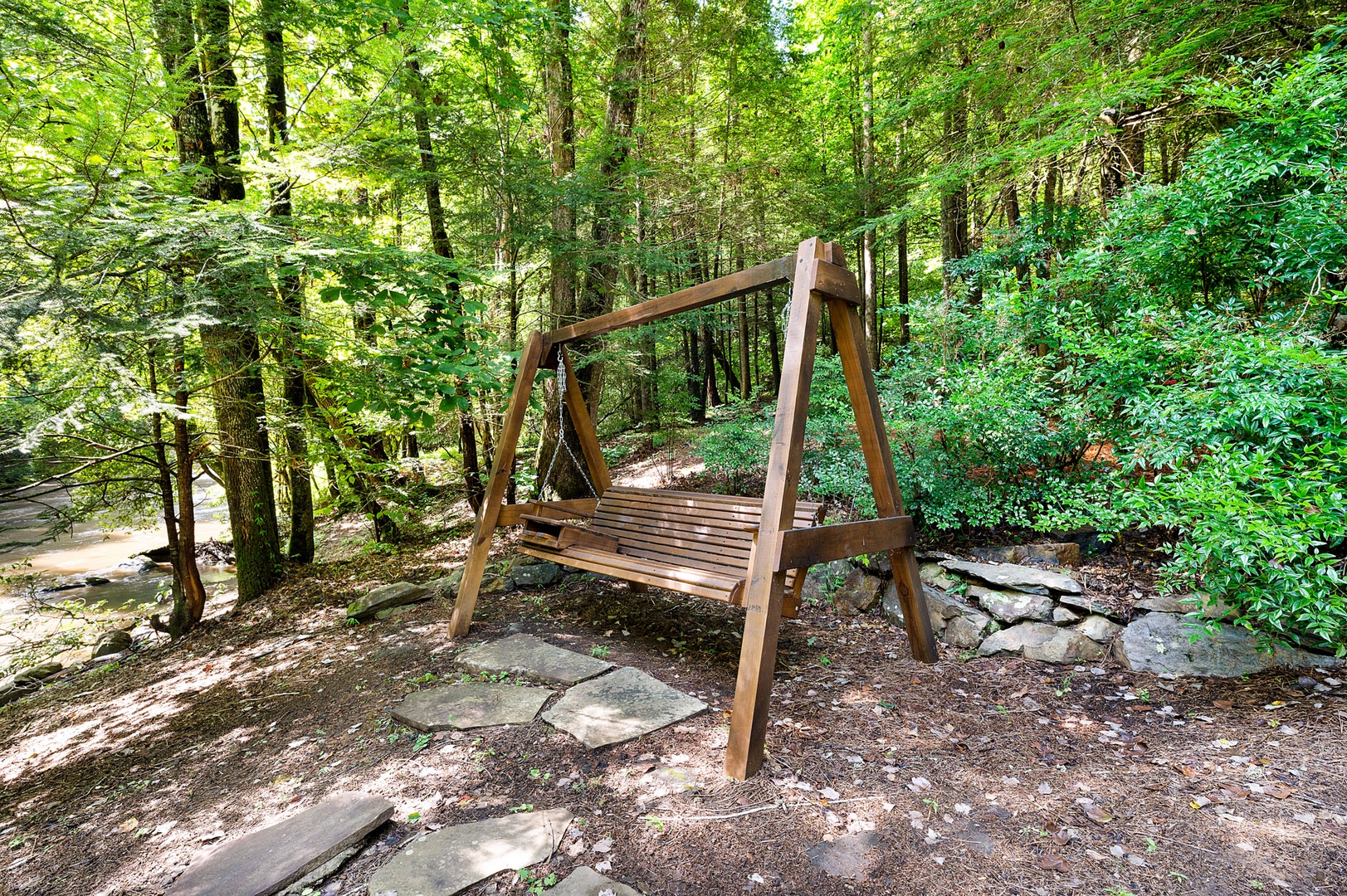 Mountaintown Creek Lodge - Backyard Swing