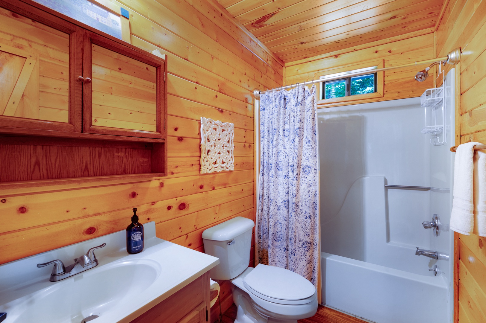 A Whitewater Retreat - Shared Full Bathroom