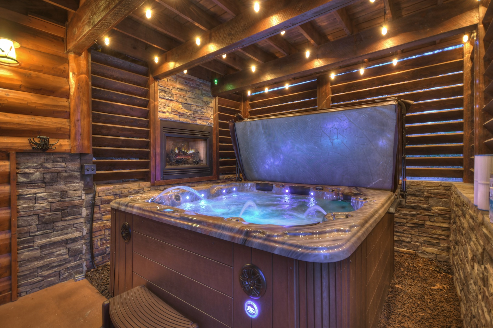 Sassafras Lodge- Hot tub