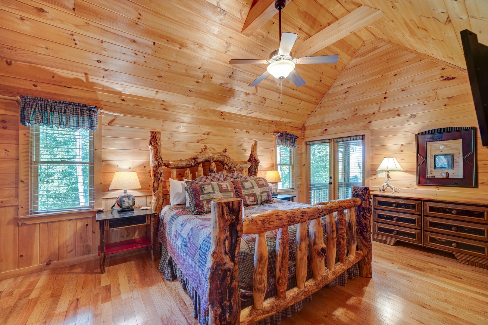 Wise Mountain Hideaway - Upper Level Master Suite King Bed